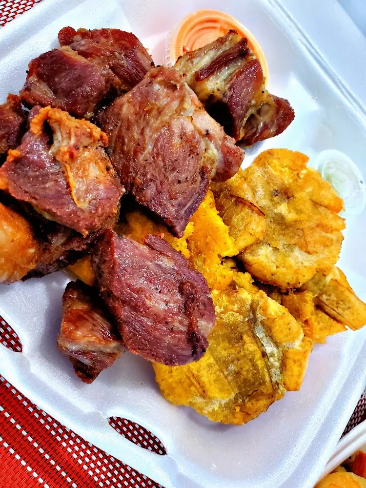 Pinchos De Cerdo Pollo Con Tostones